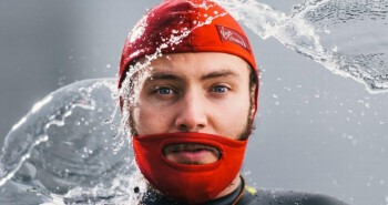 Ce bonnet de bain peut aussi protéger votre barbe quand vous nager