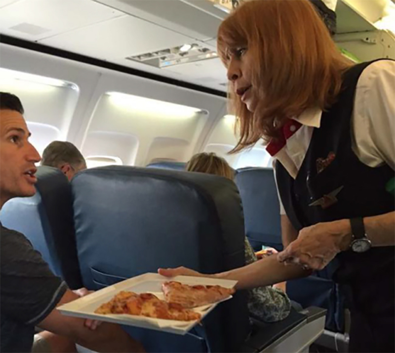 Pizzas gratuites dans un avion